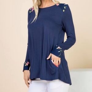 TRÏBE Long Sleeve Blue Top With Floral Contrast & Side Pockets Size Small NWT